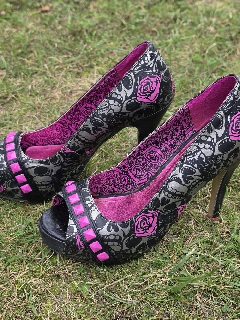 Iron Fist "Muerte Punk" Black Gray Skulls Pink Roses Stud Peep-Toe Heels Size 7 - Picture 2 of 7
